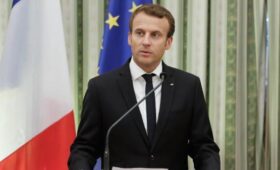 Макрон предложил сократить летние каникулы французских школьников