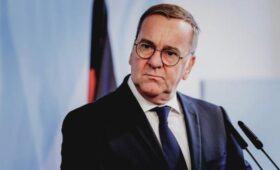 Глава Минобороны ФРГ закашлялся, говоря о помощи Украине