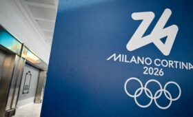 Главным сувениром Олимпиады в Милане стали значки Coca-Cola