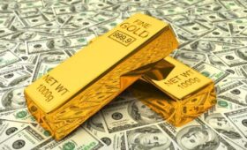 Стоимость золота опустилась ниже 4,9 тыс долларов впервые с 17 февраля