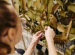 Москвичи делают маскировочные сети для бойцов СВО на мастер-классах