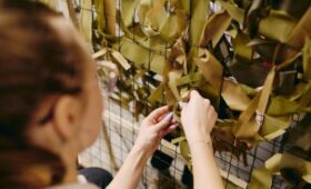Москвичи делают маскировочные сети для бойцов СВО на мастер-классах