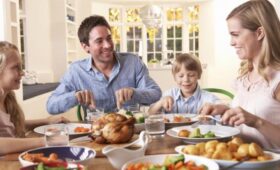 Эксперт Холгова: желать приятного аппетита по этикету может только персонал