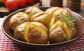 Диетолог Залетова: картофель в мундире, бананы и шпинат опасны для гипотоников