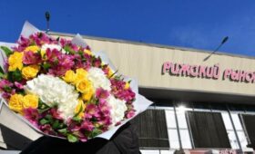 Москвичи чаще всего покупают тюльпаны, розы и мимозы на Рижском рынке