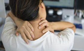 Невролог Воробьева: переохлаждение и стресс могут привести к боли в шее