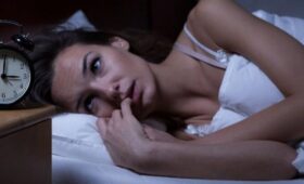 Сомнолог Царева назвала дефицит витаминов группы В и магния причиной бессонницы весной