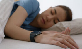 Врач-невролог Лавренова: использование трекеров для сна может вызвать бессонницу