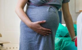 Депутат Утяшева: женщина может спокойно родить троих детей до 27 лет