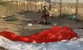 Летчик сбитого истребителя США встал на колени перед жителями Кувейта