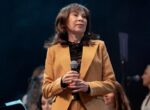 Директор Хлебниковой опроверг слухи об опухоли у певицы