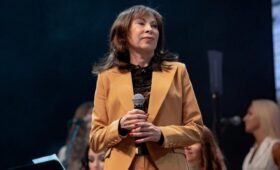 Директор Хлебниковой опроверг слухи об опухоли у певицы