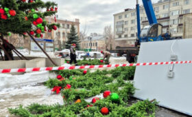 В столице приступили к демонтажу новогодних елей и декоративных конструкций