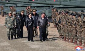 Ким Чен Ын посетил танковые учения в КНДР вместе с 13-летней дочерью