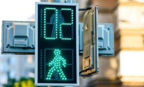 Светофоры установили и модернизировали по 26 адресам в Москве с начала 2026 года