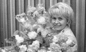 Главархив открыл онлайн-выставку «Дарите женщинам цветы»