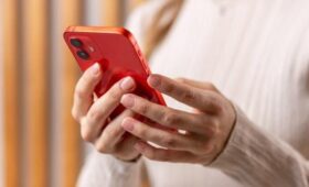 Девушка из США рассказала, что ее жизнь улучшилась после отказа от новостей в соцсетях