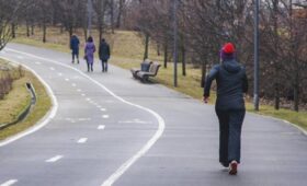 Врач Романенко посоветовала отложить весенние пробежки после перенесенного ОРВИ