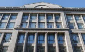 Минфин РФ приостановил операции с валютой в рамках бюджетного правила на март