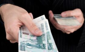 РИА Новости: зарплаты в нефтегазовой сфере и финансах превысили 400 тысяч рублей в России