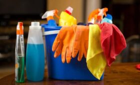 Средства для уборки возглавили рейтинг худших подарков на 8 Марта