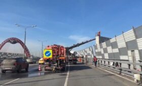 Живописный мост промыли во время весенней уборки в Москве