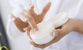 Дерматолог Скорогудаева предупредила об опасности злоупотребления средствами с SPF