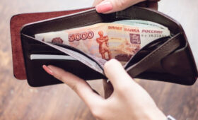 Финансист Родин: россиянам стоит всегда иметь при себе около 3 тыс руб наличными