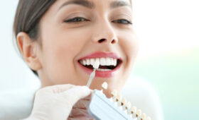 Психолог Уманова: зумеры выбирают виниры из-за желания заявить о себе