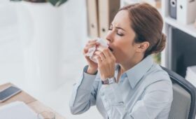 Врач Воронцов: частые чихания могут быть симптомами аллергии