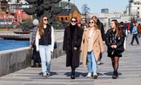 В МЧС Москвы рекомендовали избегать перегрева и пить больше воды из-за аномальной жары