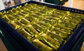 ФАС выдала предупреждение «РостАгроКомплексу» из-за сырков «Б. Ю. Александров»