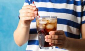 Диетолог Кованова: до 200 мл колы можно выпить в сутки без вреда для здоровья