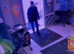 Мужчина напал с ножом на прохожих и угрожал продавцу магазина в Подольске