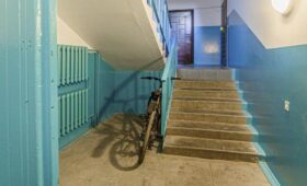 Юрист Русяев: за хранение велосипеда в тамбуре грозит штраф до 15 тыс руб