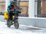 В ОП поддержали идею запретить курьерам ездить на электровелосипедах по тротуарам