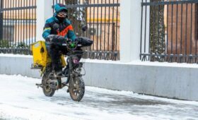 В ОП поддержали идею запретить курьерам ездить на электровелосипедах по тротуарам