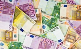 Внебиржевой курс евро поднялся выше 100 рублей впервые с сентября 2025 года