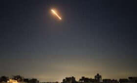 Tasnim: США и Израиль возобновили атаки на Тегеран с самолетов