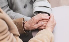 В США 92-летний мужчина и 82-летняя женщина обвенчались в доме престарелых