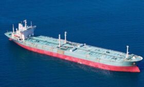 Marinetraffic: танкеры и сухогрузы направились в Ормузский пролив