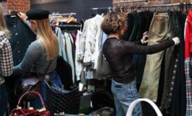 Историк моды Козлова: молодежь выражает себя через винтажную одежду