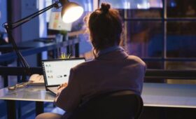 HR-эксперт Лоикова назвала бесполезной практику не уходить с работы раньше руководства