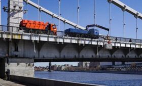 В Москве промыли Крымский мост