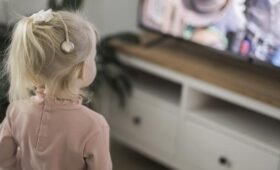Эксперт Наумова: работающий фоном телевизор тормозит речевое развитие детей