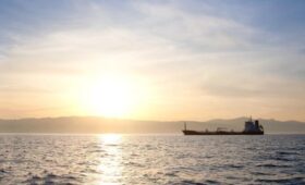 В посольстве РФ заявили об отсутствии россиян среди экипажа танкера Deyna