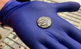 Британский пенсионер получил в подарок от деда монету, изготовленную до нашей эры