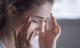 Невролог Воробьева: авитаминоз может быть причиной частой головной боли весной