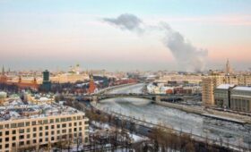 Москвичей предупредили о сильном ветре и гололедице