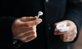 Врач Вылегжанина: подростки могут потерять слух через 25–30 лет из-за наушников